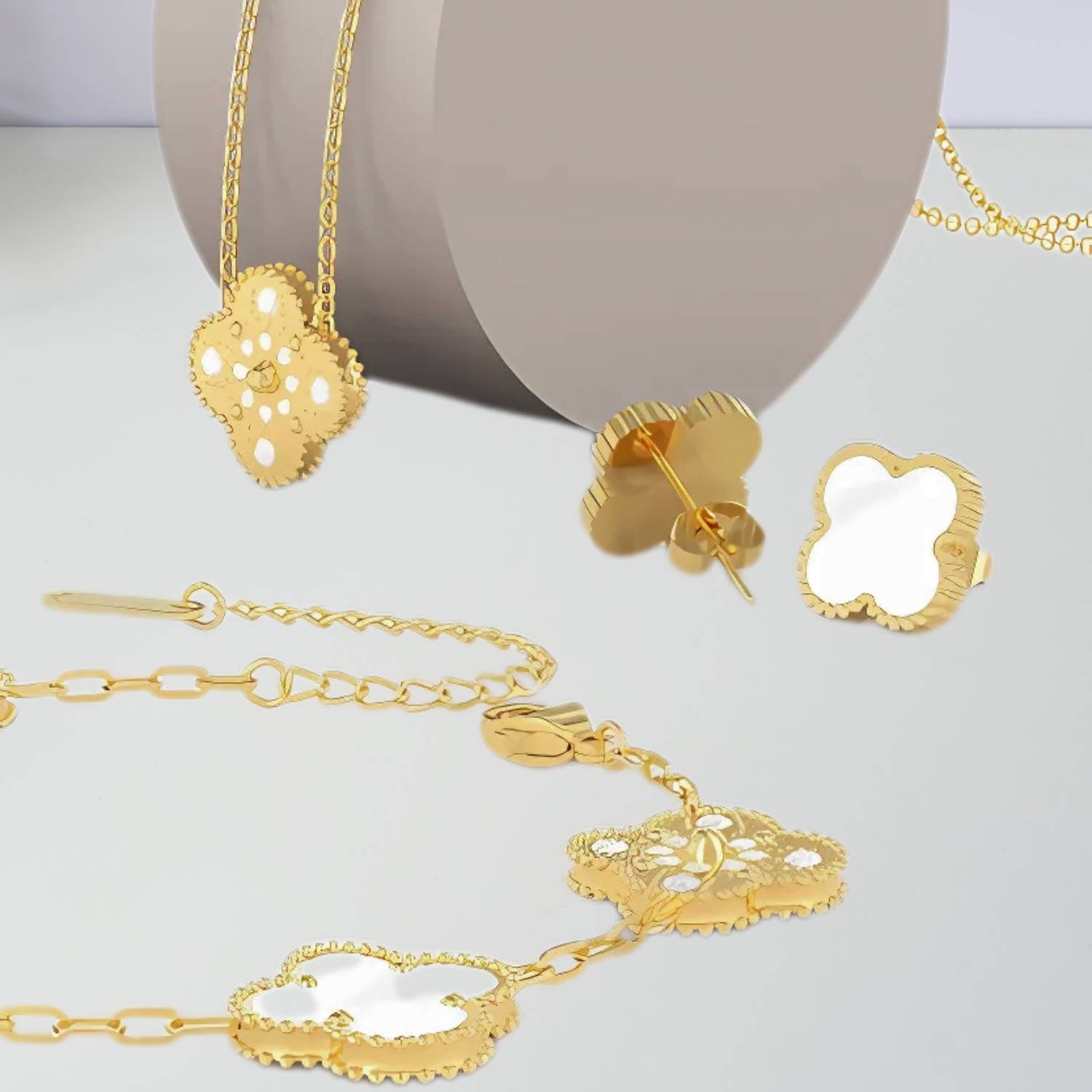 "Elegant smykkesett med minimalistisk halskjede, armbånd og øredobber i moderne design, ideelt for enhver anledning."