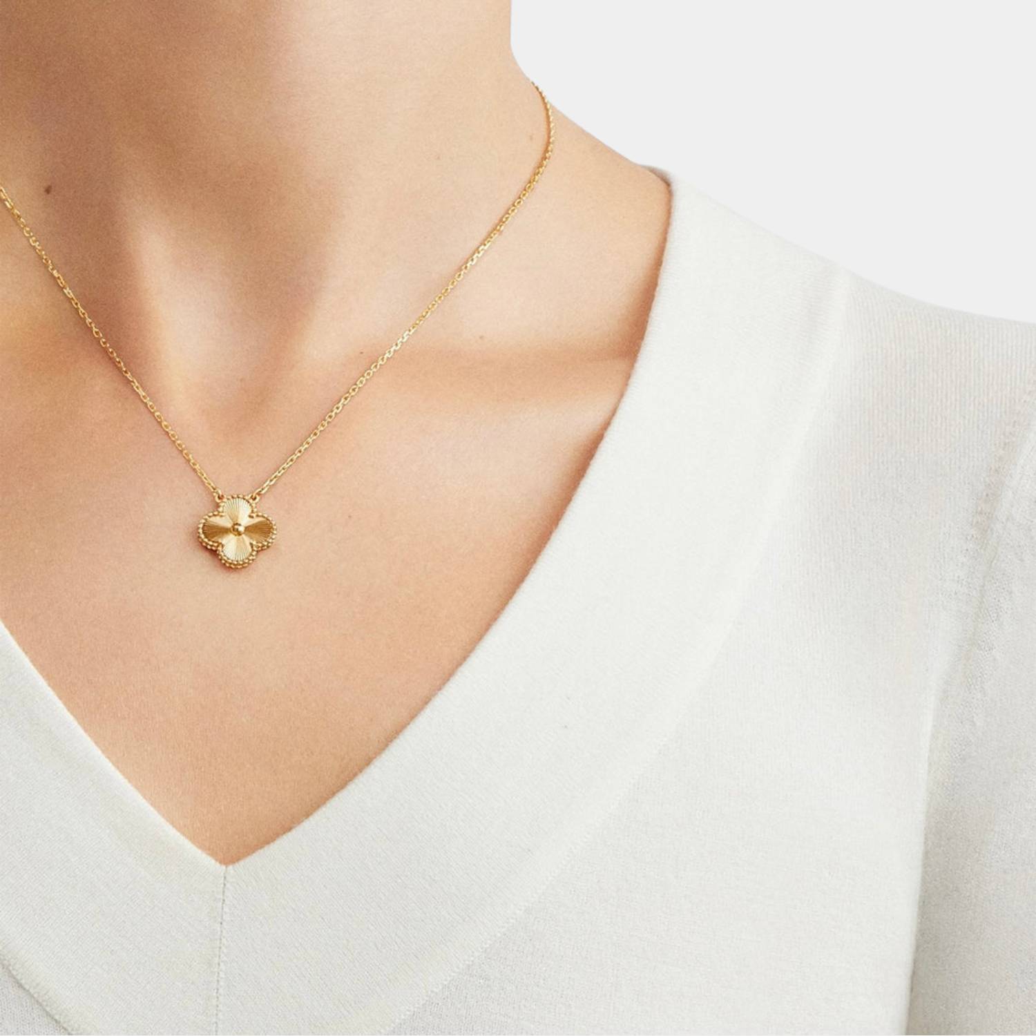 "Elegant smykkesett med minimalistisk halskjede, armbånd og øredobber i moderne design, ideelt for enhver anledning."