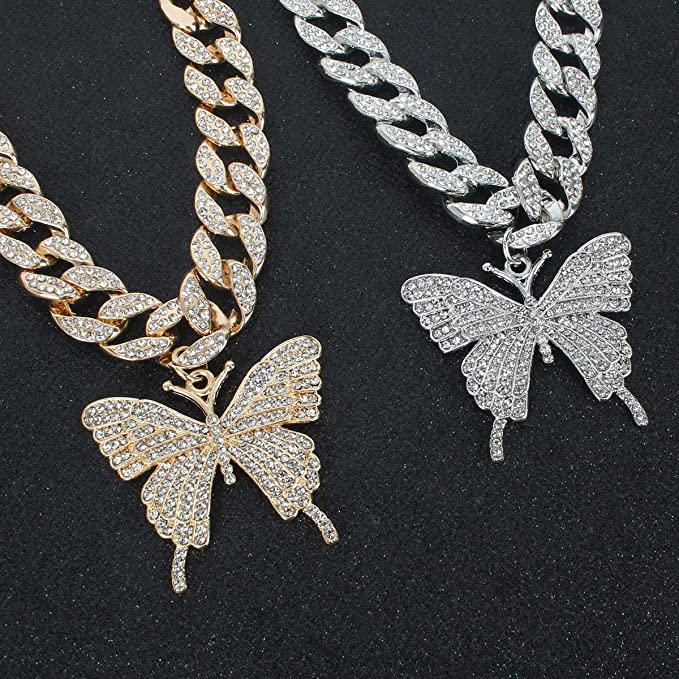 Nærbilde av sommerfugl choker halskjede, detaljert med glitrende krystaller, et flott smykke.