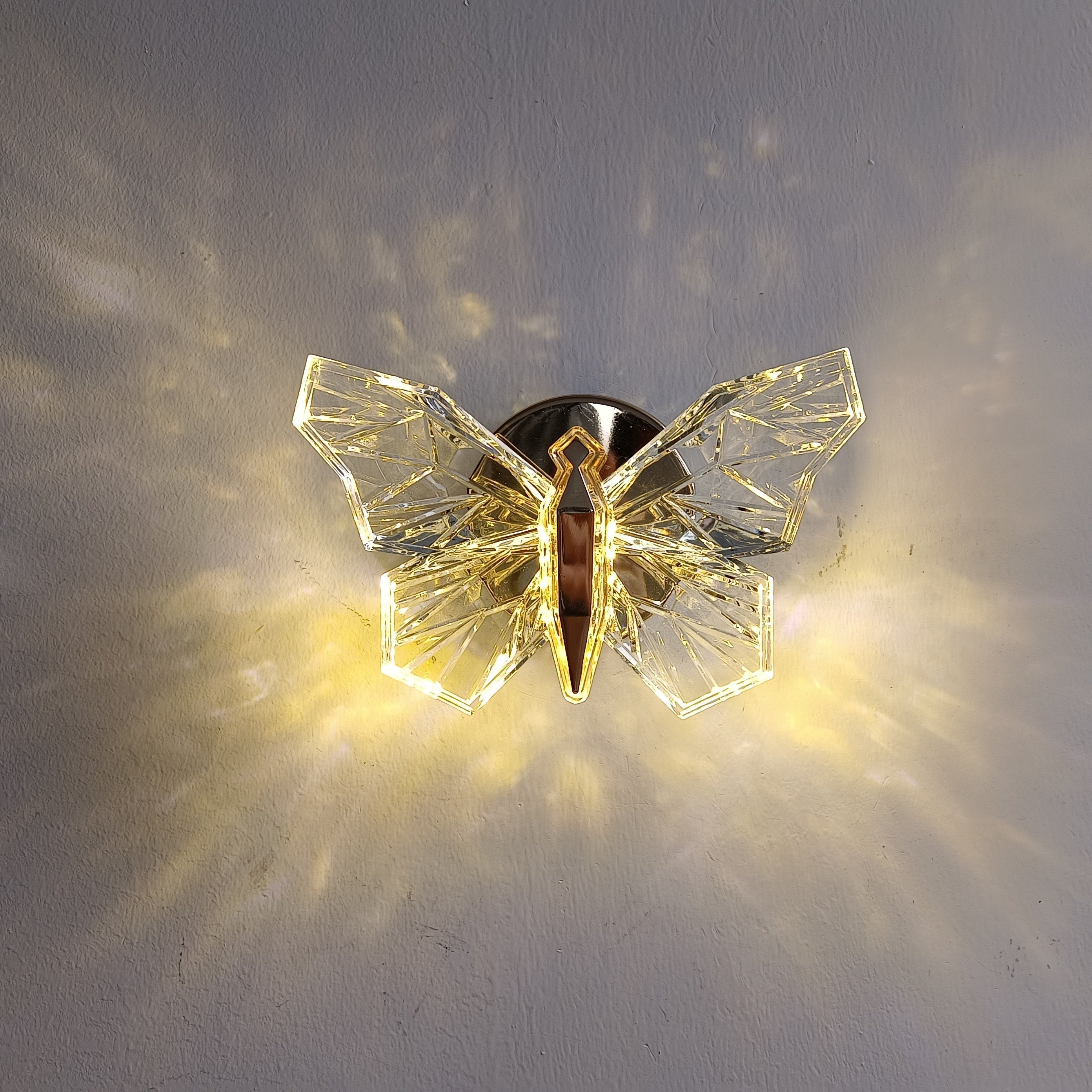 Dekorativ sommerfugl LED vegglampe med gullfinish. Perfekt stuebelysning for et moderne interiør.