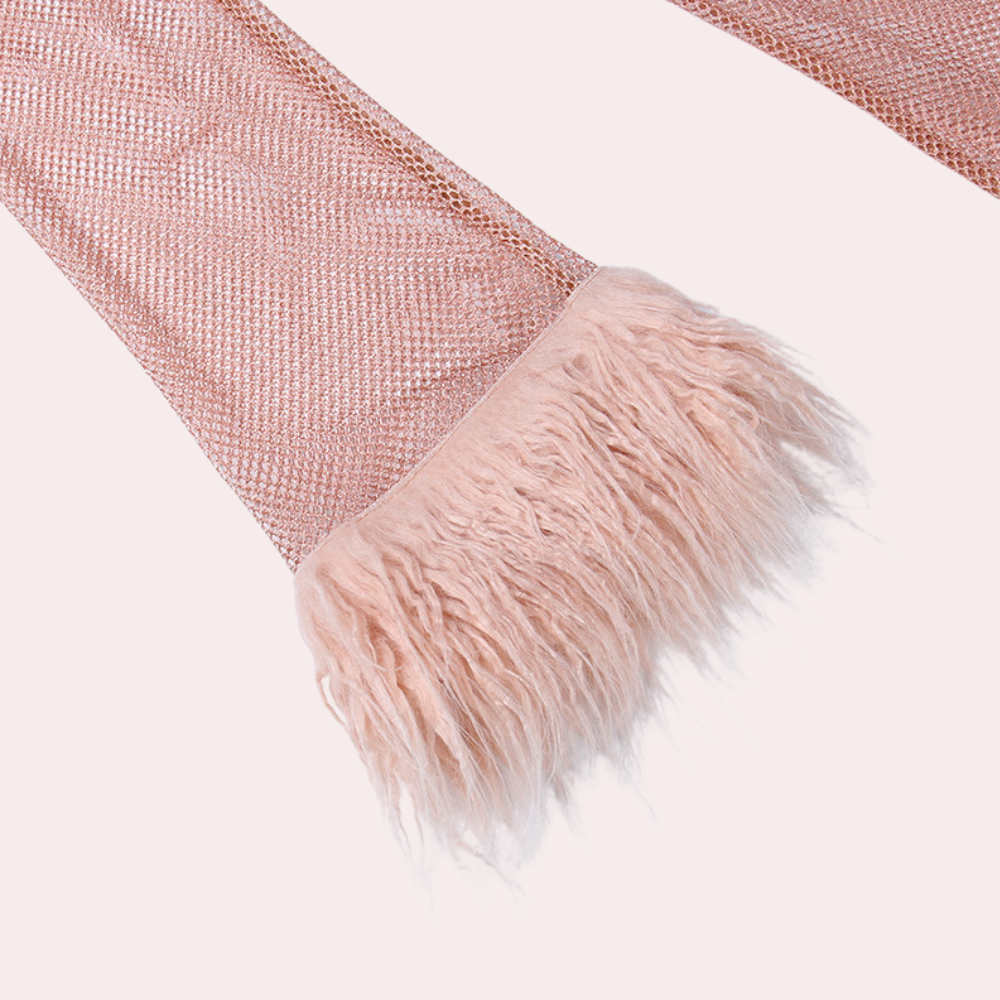 "Elegant sommerkjole for kvinner i glitrende rosa stoff med figursydd midje og utsvingt skjørt, perfekt for fest."