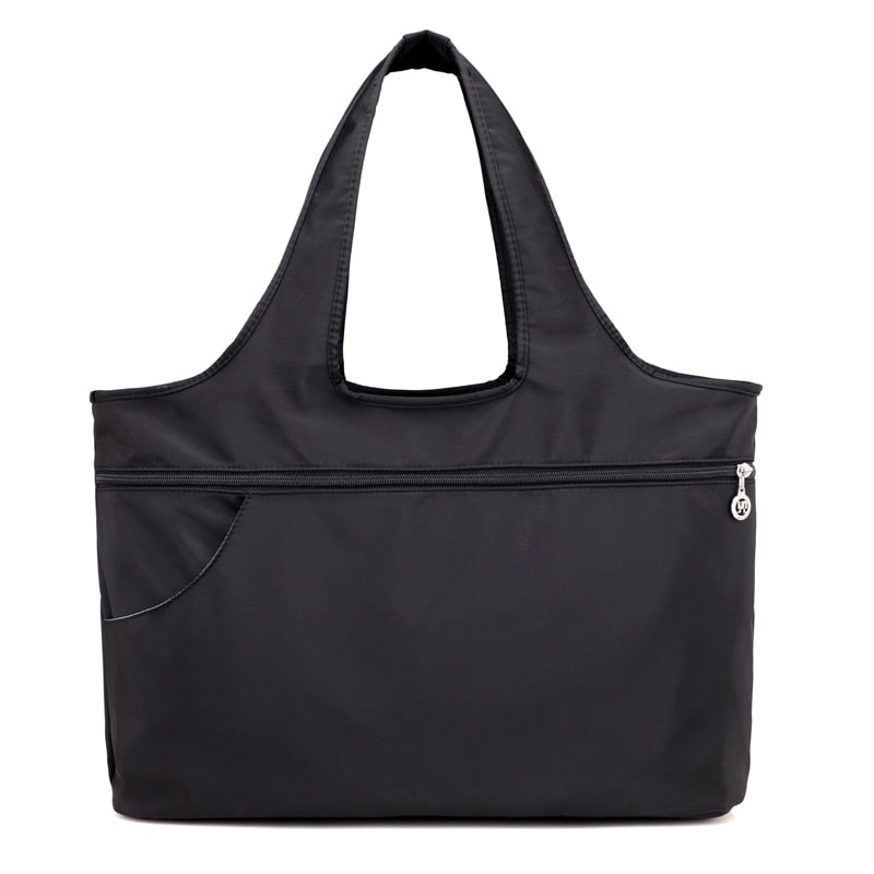 Elegant sort nylon skulderveske for kvinner, vanntett og lettvekt, perfekt for hverdagsbruk.