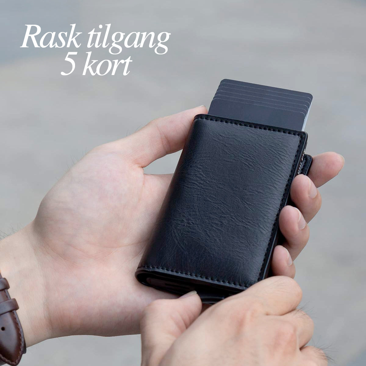 Minimalistisk RFID skinnlommebok i brun, med to pop-up funksjoner for rask tilgang til kort.