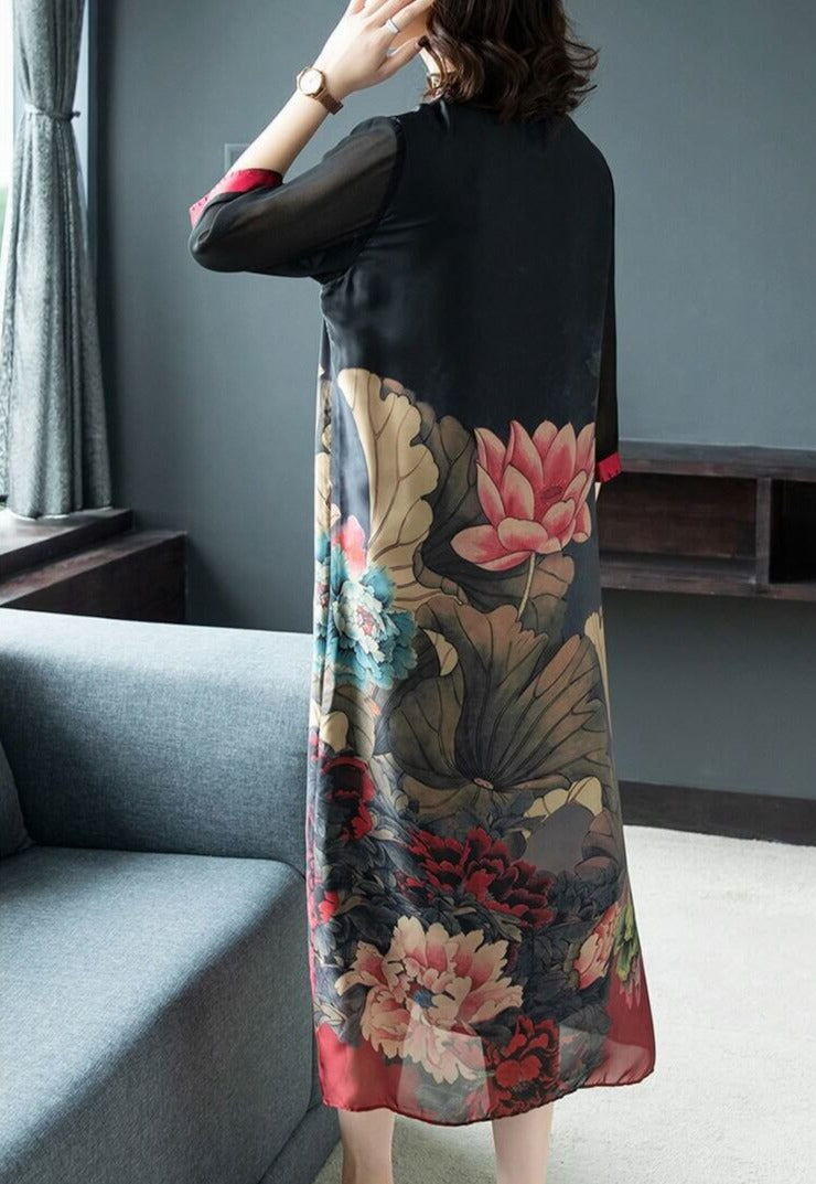 Elegant sort midi-kjole i silke for damer, med V-hals og en løs, behagelig passform for varme dager.