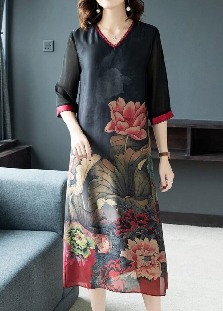 Detalj av stoffet: elegant silke damekjole i sort, med struktur som indikerer mykhet og komfort.