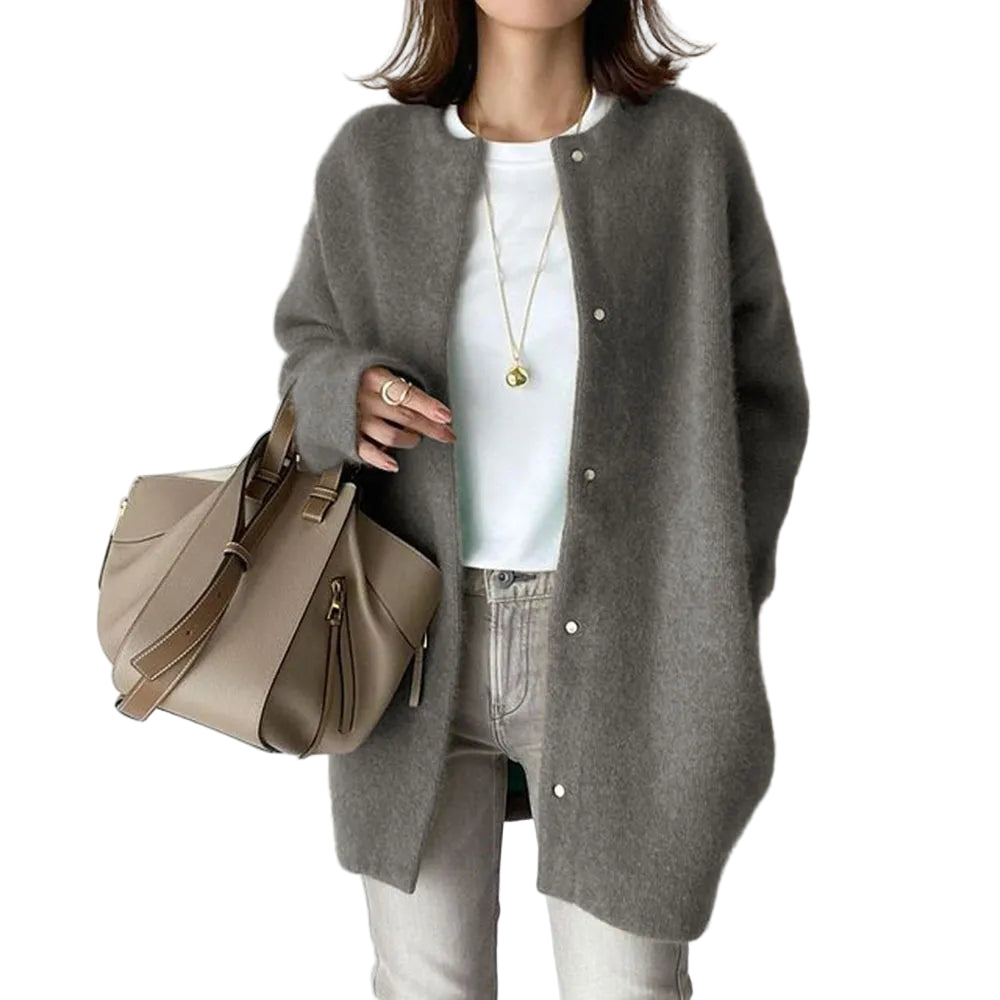 Elegant strikket kvinnecardigan med knappelukking, perfekt for lag-på-lag. Komfortabel og varm.