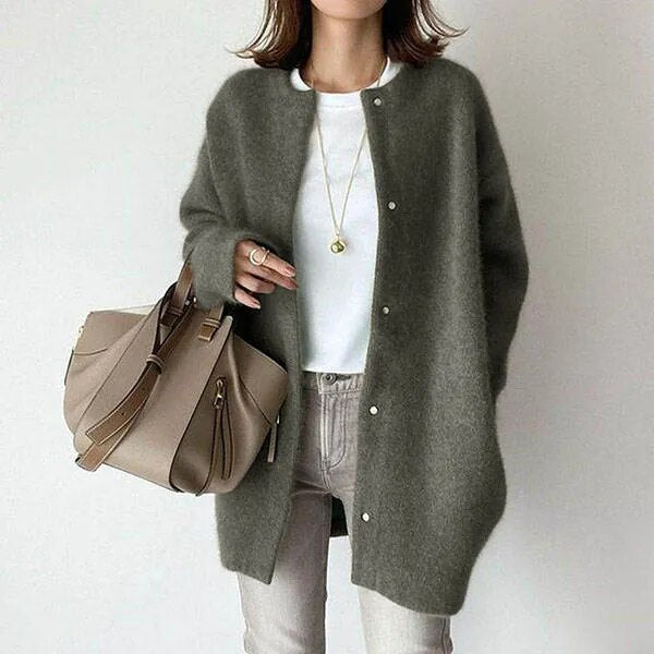 Myk, langermet strikket cardigan med knappelukking. En allsidig kvinnecardigan for enhver anledning.