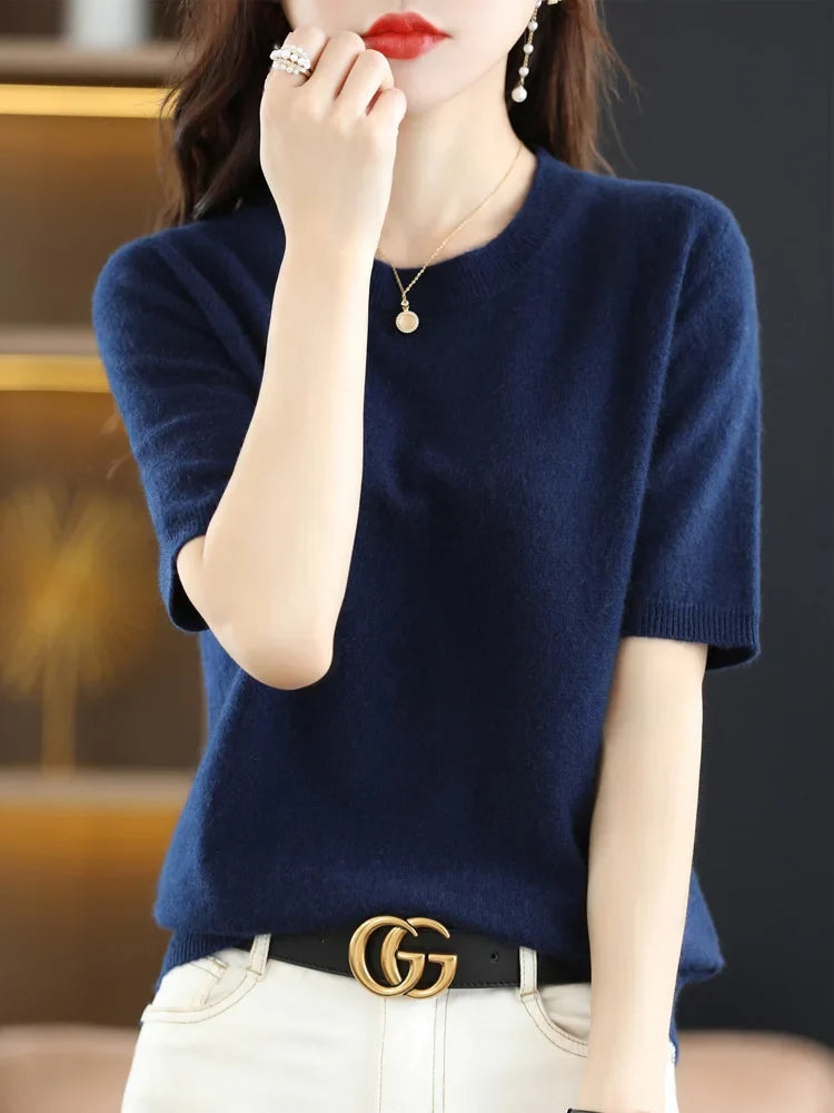Stilfull strikket damegenser med o-hals. Elegant look, perfekt for en casual stil.