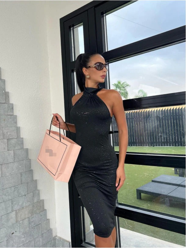 Feminin svart glitter bodycon kjole, en stilfull og figurnær festkjole for kvelden.