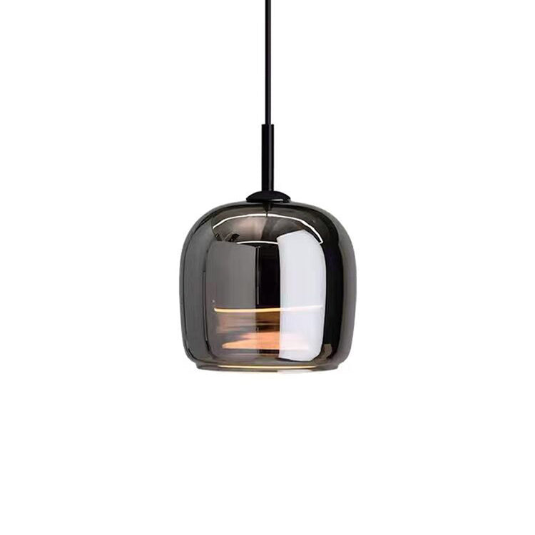 "Elegant svart pendellampe i glass med LED-lys, moderne nordisk design, passer til stilige interiører og hotellrom."