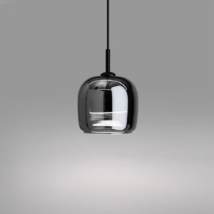 "Elegant svart pendellampe i glass med LED-lys, moderne nordisk design, passer til stilige interiører og hotellrom."