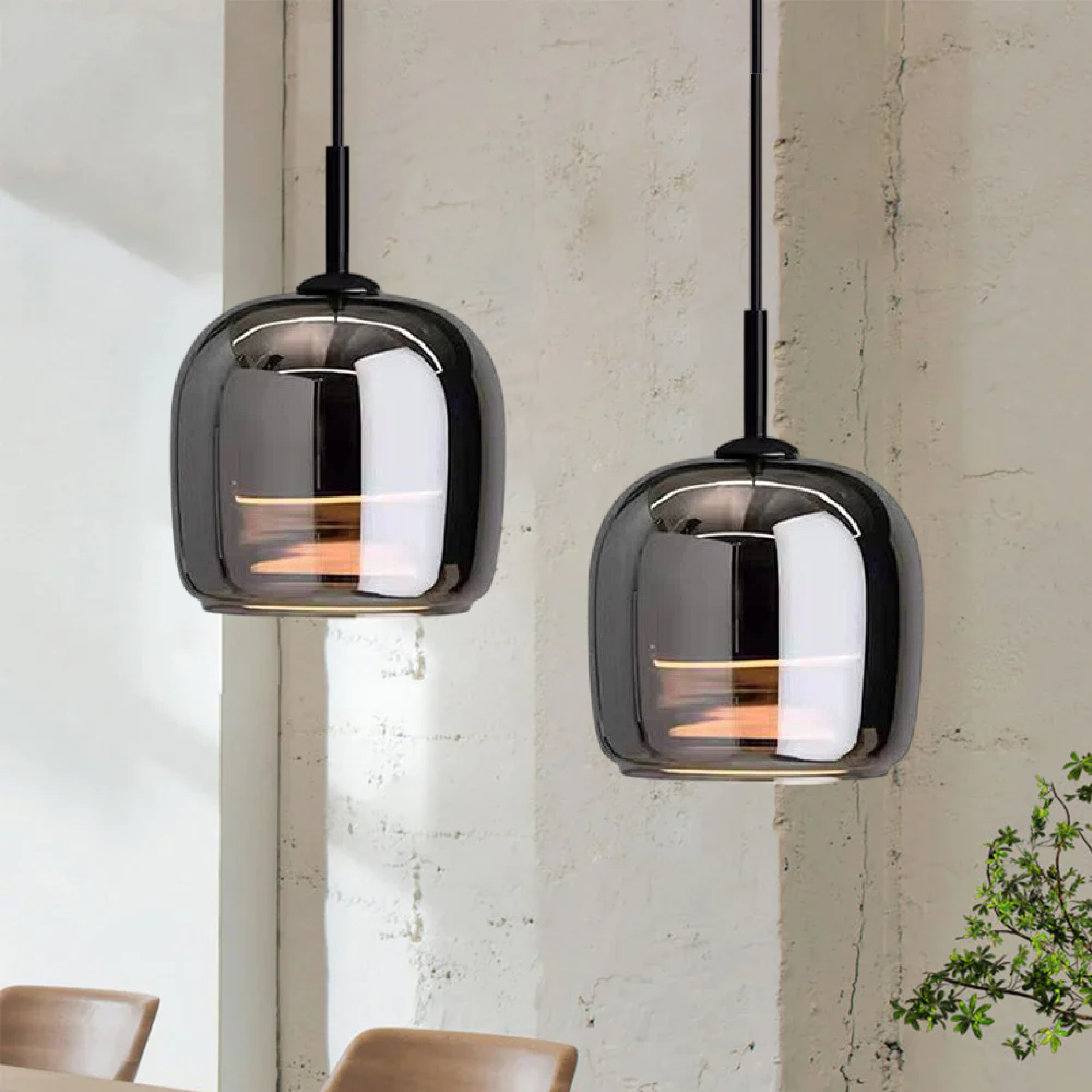 "Elegant svart pendellampe i glass med LED-lys, moderne nordisk design, passer til stilige interiører og hotellrom."