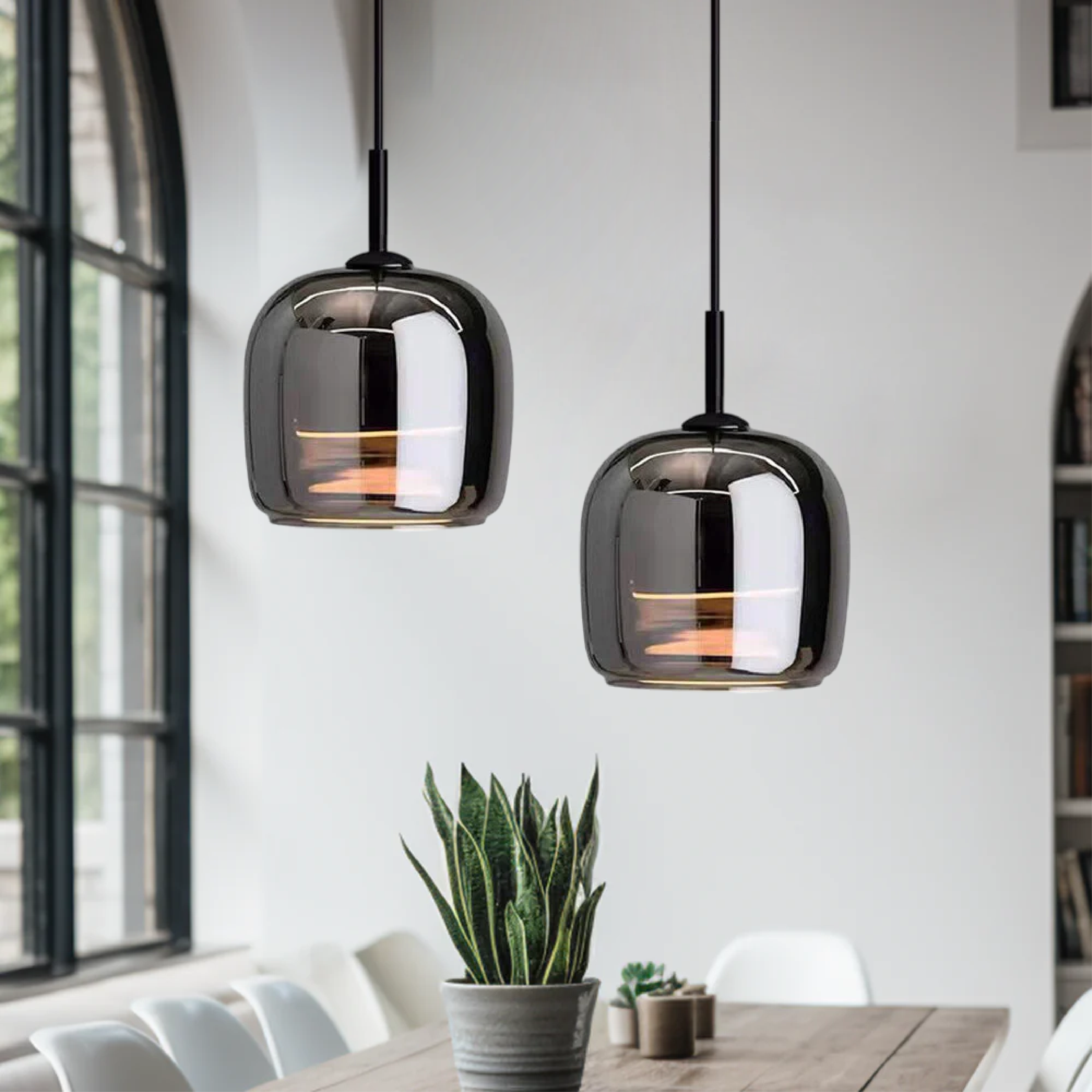"Elegant svart pendellampe i glass med LED-lys, moderne nordisk design, passer til stilige interiører og hotellrom."