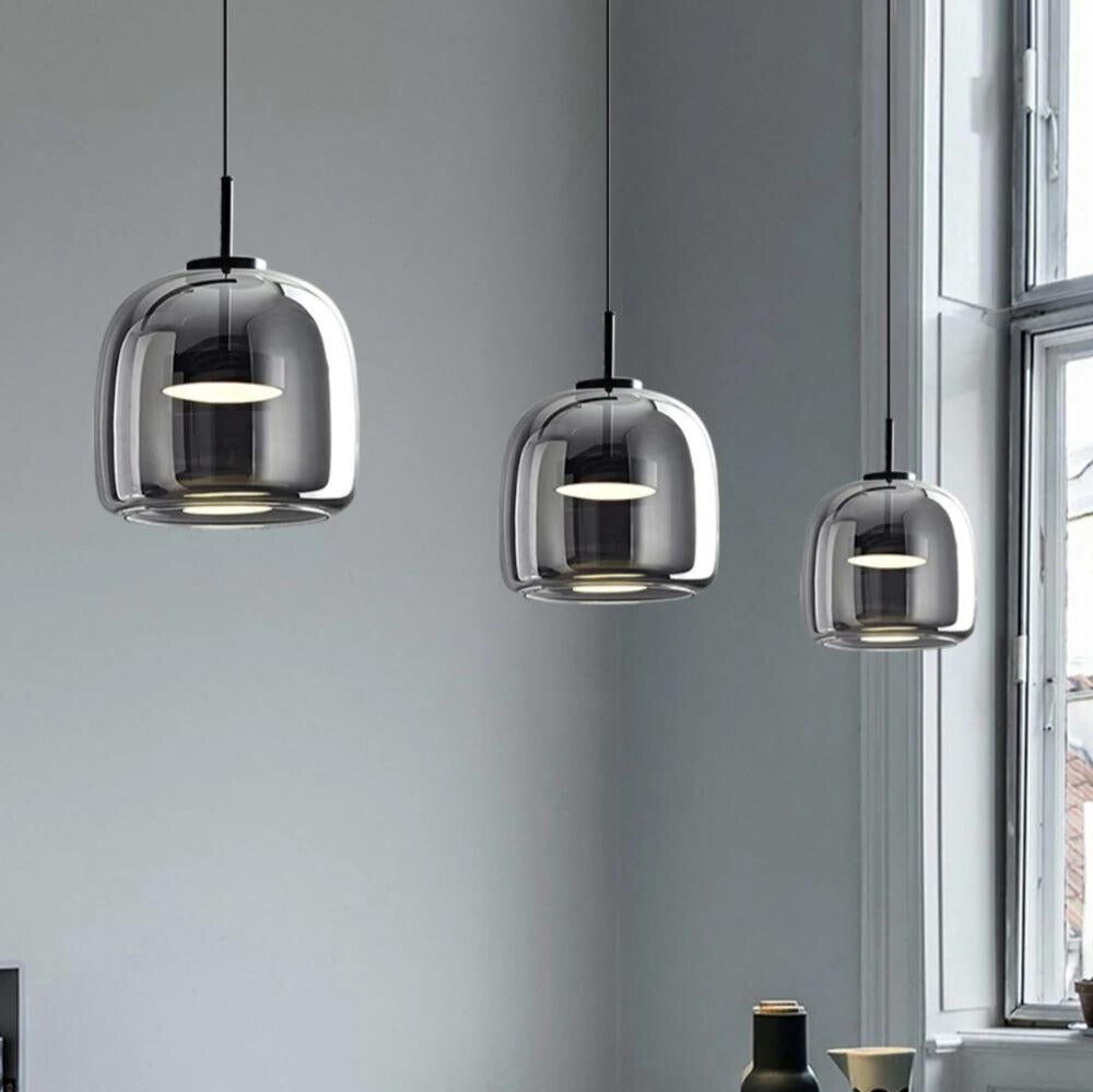 "Elegant svart pendellampe i glass med LED-lys, moderne nordisk design, passer til stilige interiører og hotellrom."