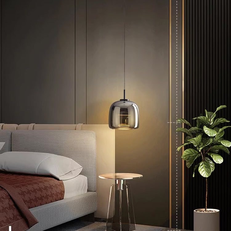 "Elegant svart pendellampe i glass med LED-lys, moderne nordisk design, passer til stilige interiører og hotellrom."
