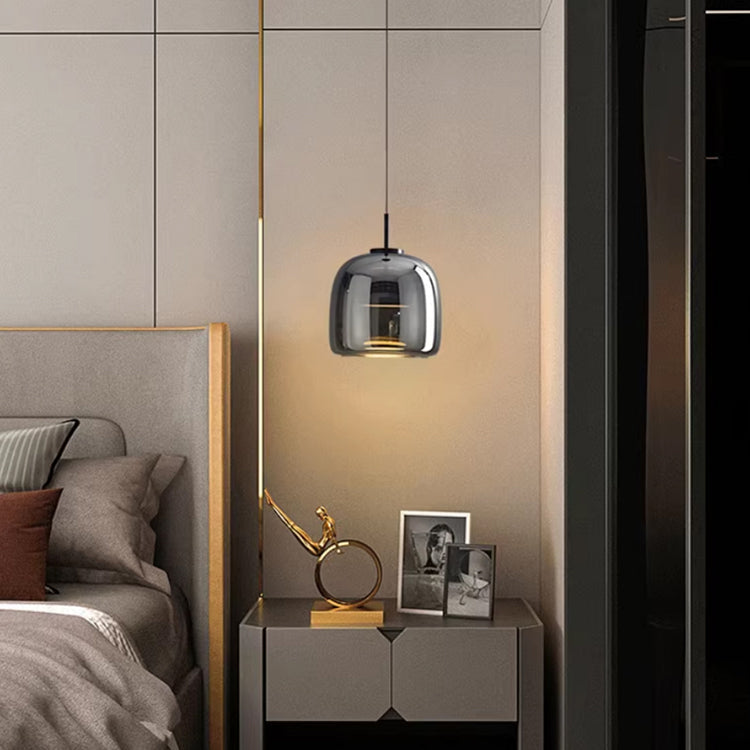 "Elegant svart pendellampe i glass med LED-lys, moderne nordisk design, passer til stilige interiører og hotellrom."