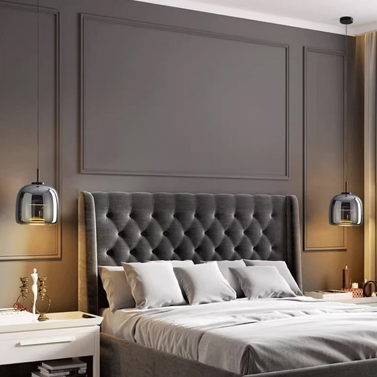 "Elegant svart pendellampe i glass med LED-lys, moderne nordisk design, passer til stilige interiører og hotellrom."