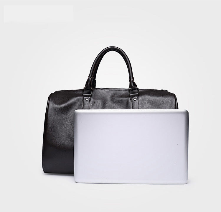 Menns duffelbag i skinn, vist fra siden, med romslig design for reise og som en praktisk bagasjefølgesvenn.