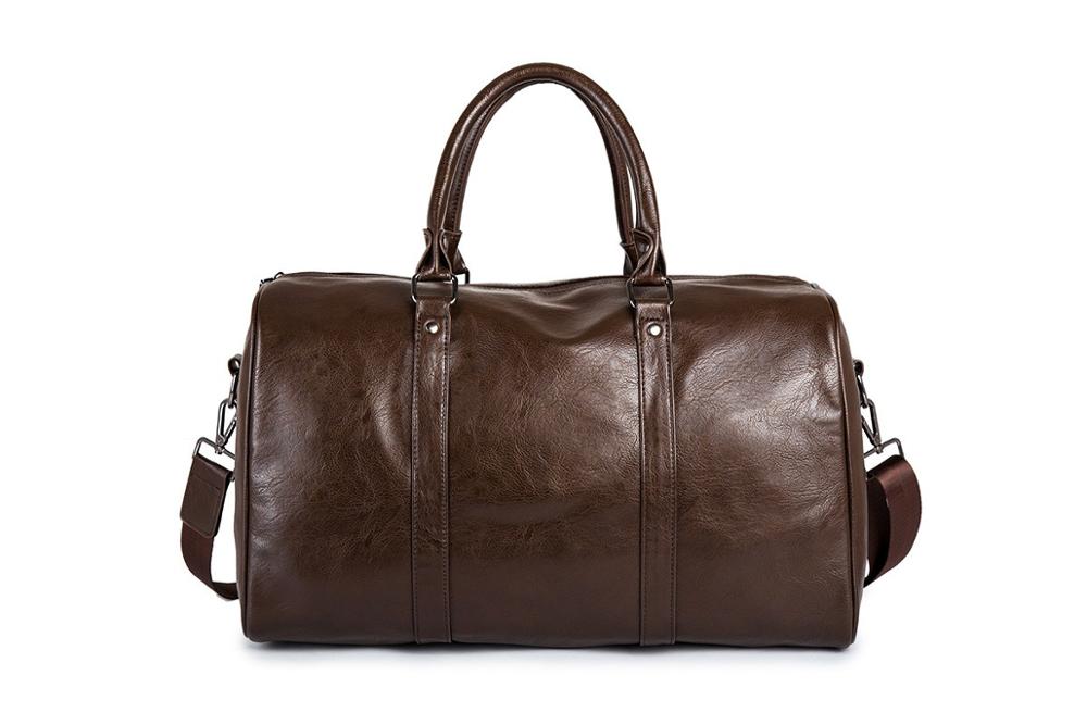 Åpen menns reiseveske i svart skinn, viser romslig interiør, ideell som praktisk duffelbag for weekendturer.