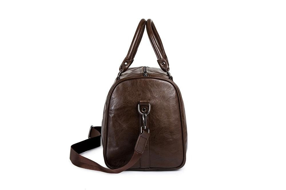 Svart duffelbag i kunstskinn for menn med justerbar skulderrem, perfekt for reise og som en praktisk weekendbag.