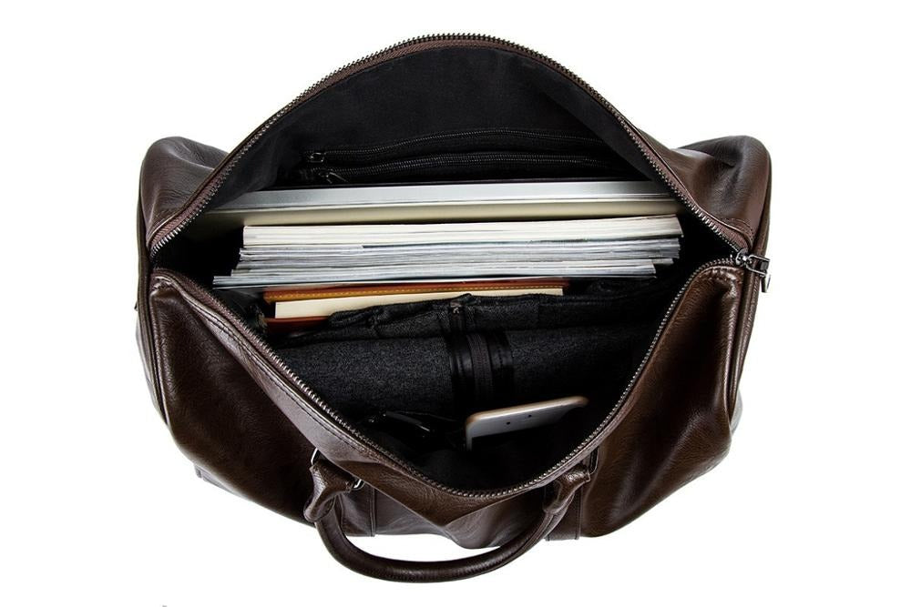 Nærbilde av glidelåsen på en svart skinn duffelbag, som fremhever kvaliteten på denne praktiske reisevesken for menn.