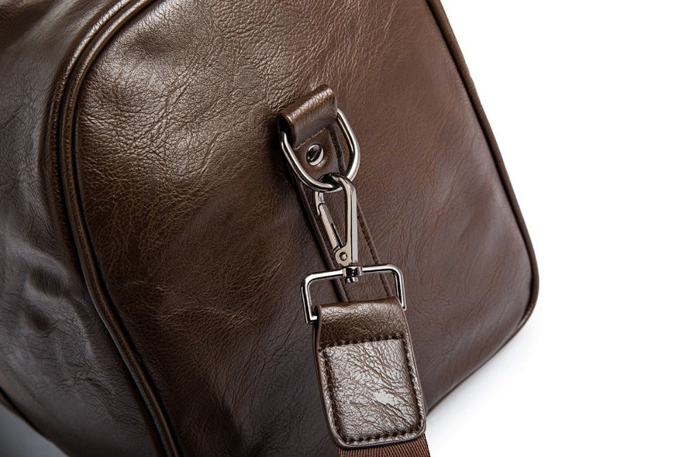 Svart duffelbag i skinn for menn sett ovenfra, tydelig viser romslig kapasitet for reise og som praktisk weekendbag.