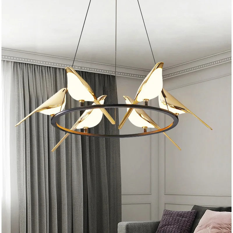"Elegant taklampe med gylne fugler, sofistikert design med justerbar høyde, perfekt for stue eller spisestue."