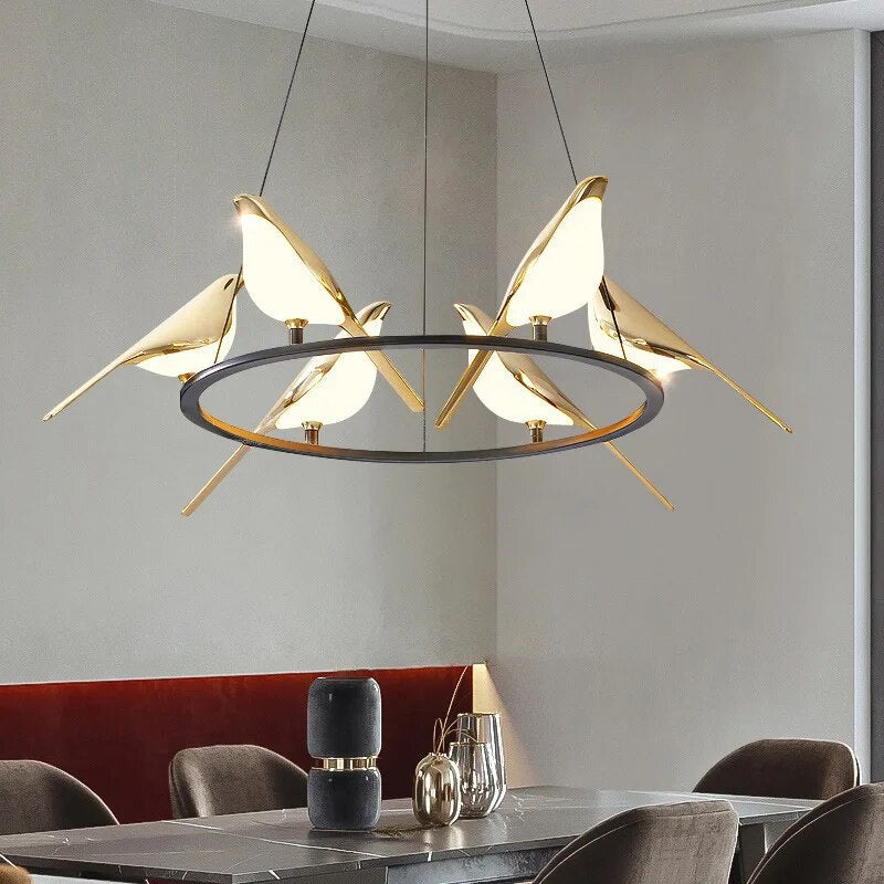 "Elegant taklampe med gylne fugler, sofistikert design med justerbar høyde, perfekt for stue eller spisestue."