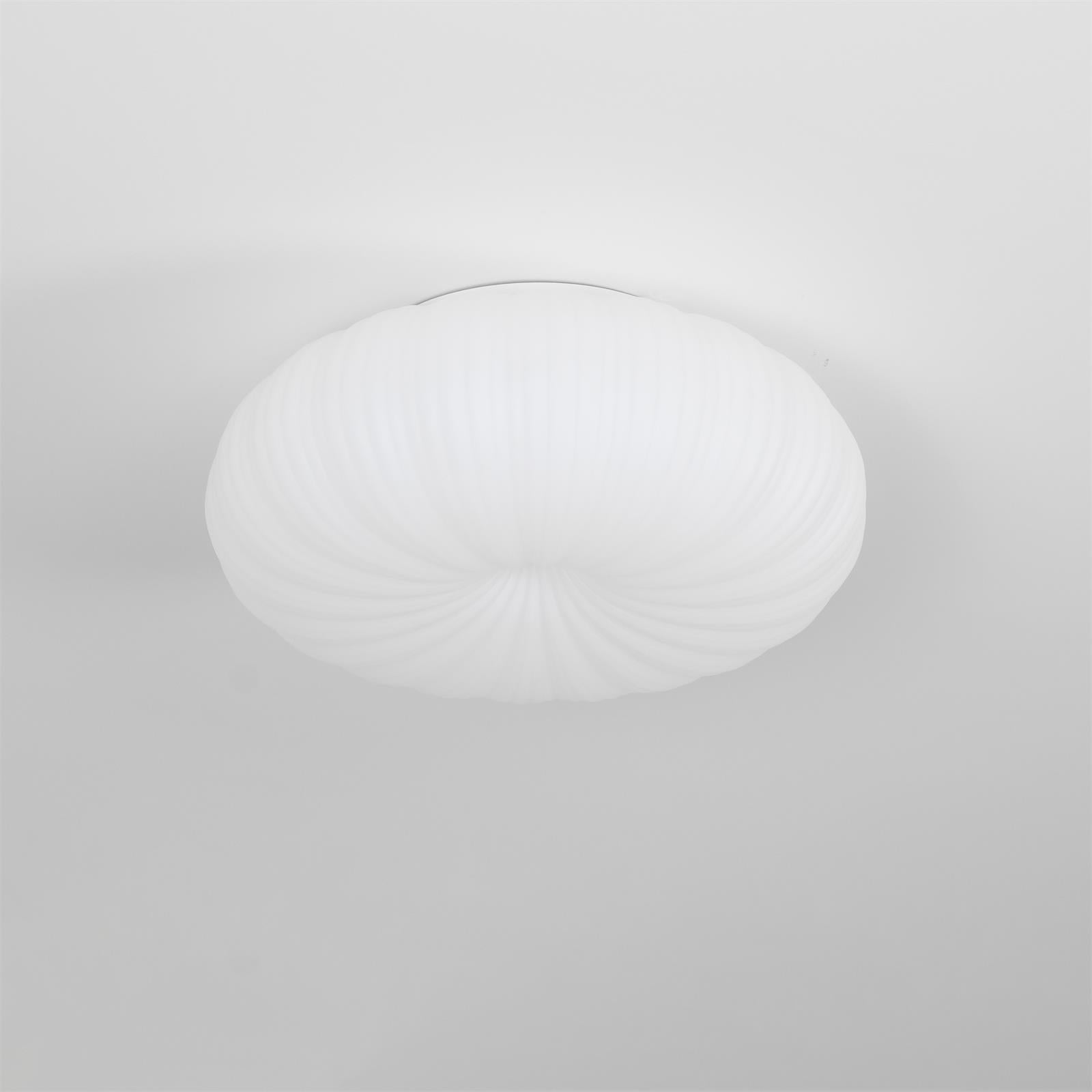 "Elegant taklampe med metall og PE-akryl, fjernstyrt dimmer, to størrelser, varm/kjølig LED-lys, sofistikert design."