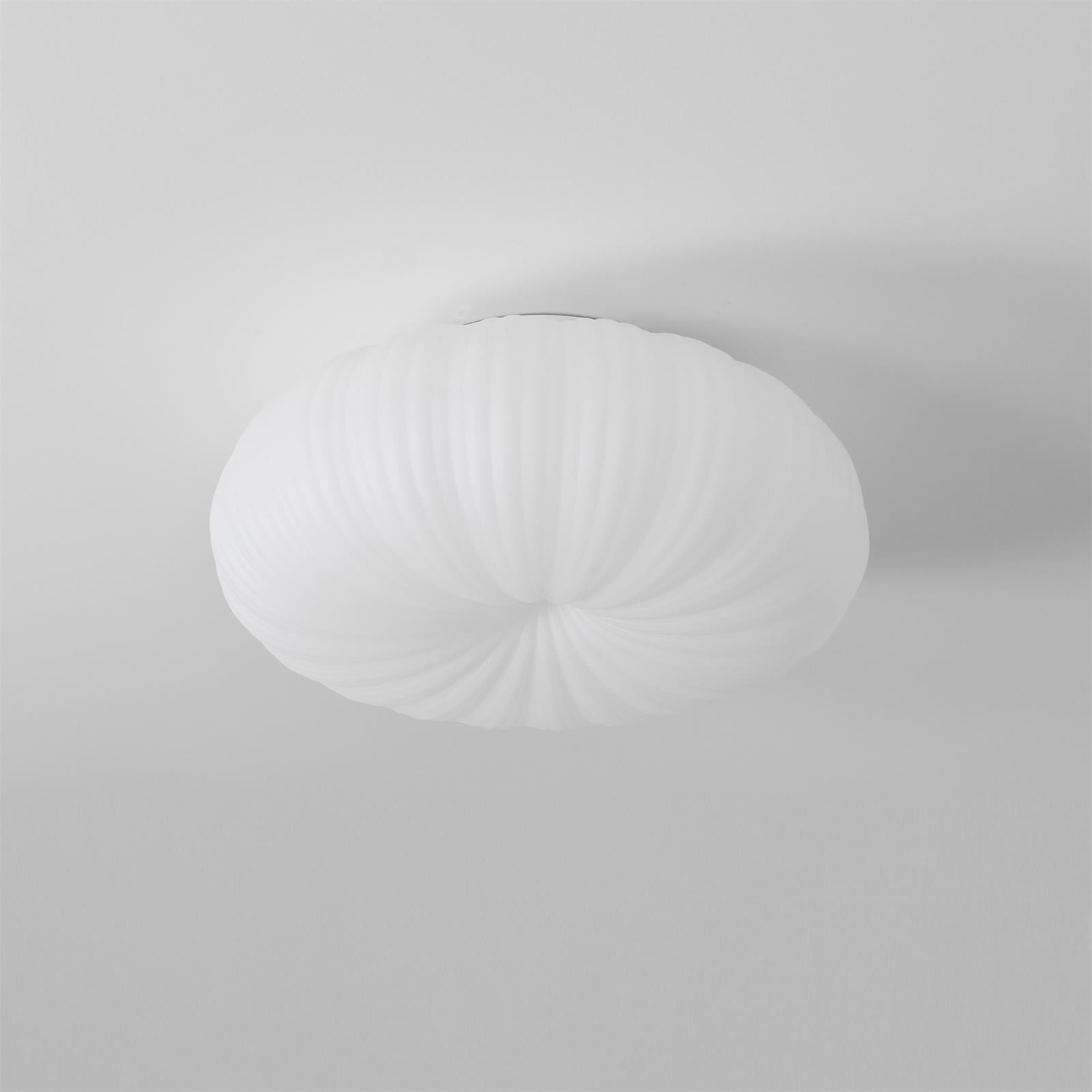 "Elegant taklampe med metall og PE-akryl, fjernstyrt dimmer, to størrelser, varm/kjølig LED-lys, sofistikert design."