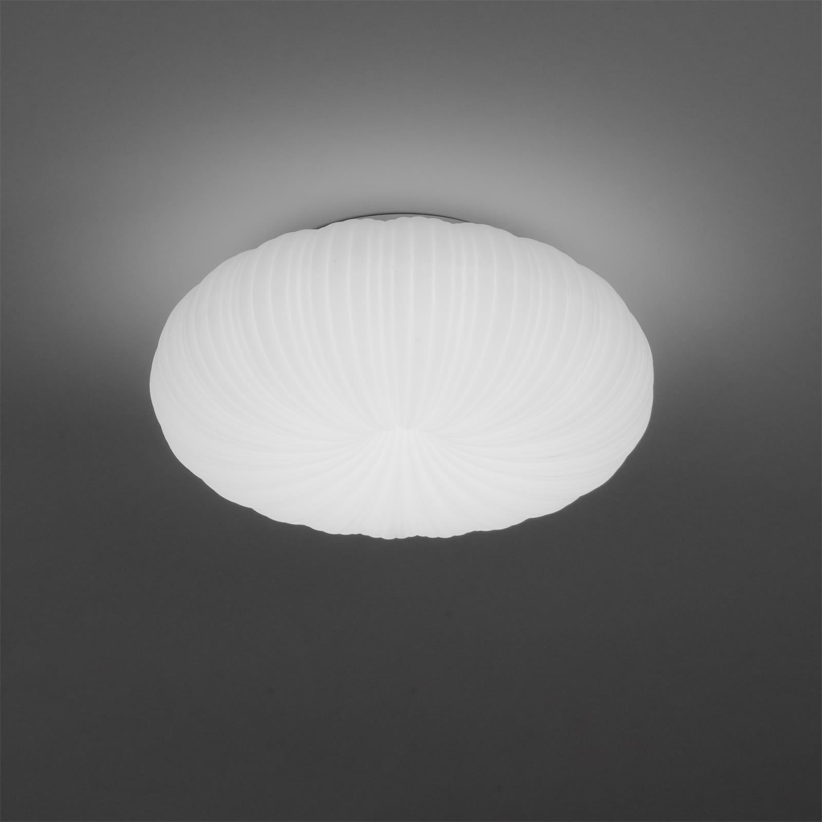 "Elegant taklampe med metall og PE-akryl, fjernstyrt dimmer, to størrelser, varm/kjølig LED-lys, sofistikert design."