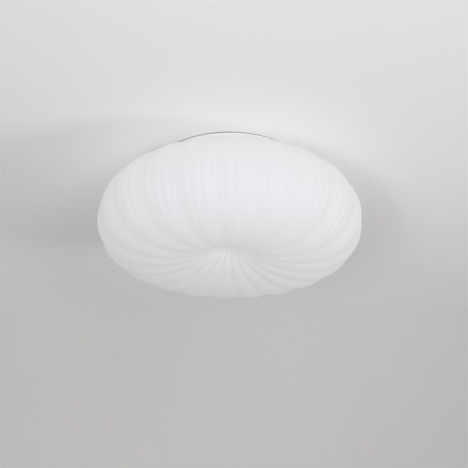 "Elegant taklampe med metall og PE-akryl, fjernstyrt dimmer, to størrelser, varm/kjølig LED-lys, sofistikert design."
