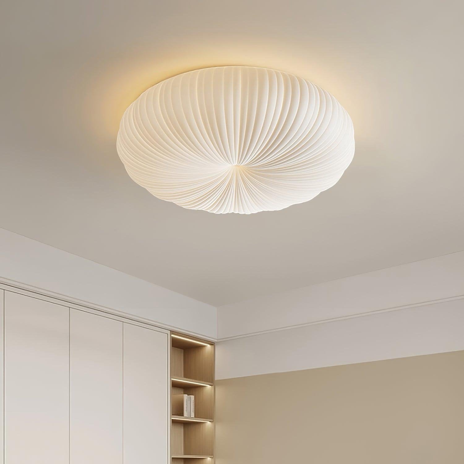 "Elegant taklampe med metall og PE-akryl, fjernstyrt dimmer, to størrelser, varm/kjølig LED-lys, sofistikert design."
