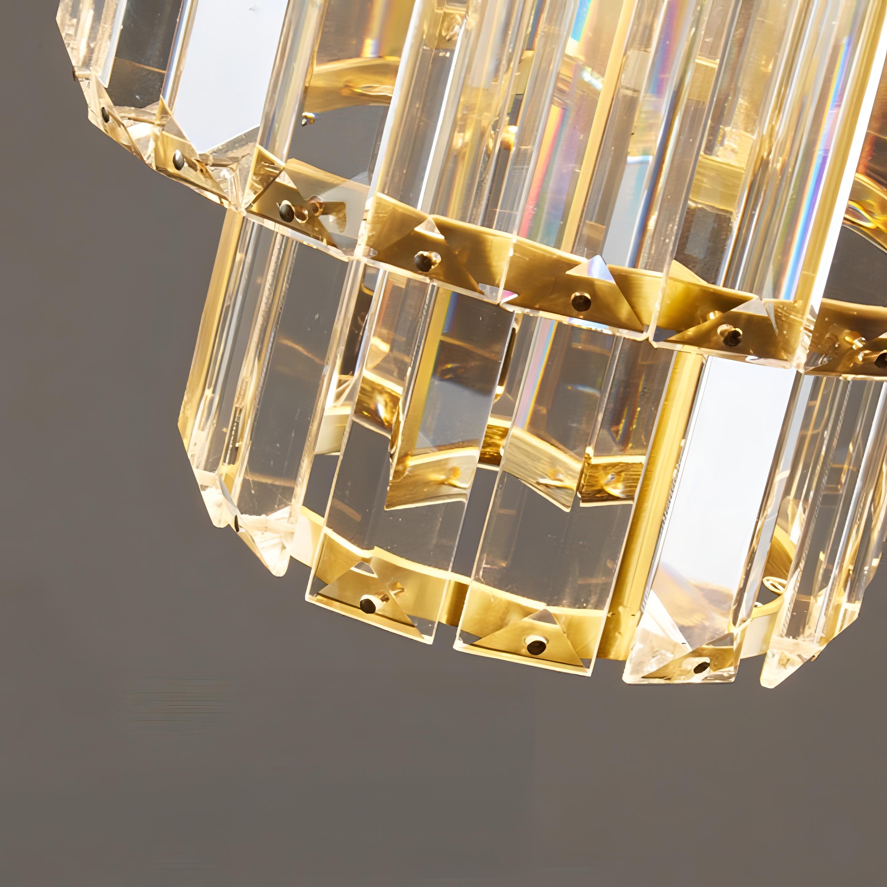 "Elegant takpendel i krystallglass med flertrinnsdesign og svart eller gull ledning, optimal lysfordeling i rommet."
