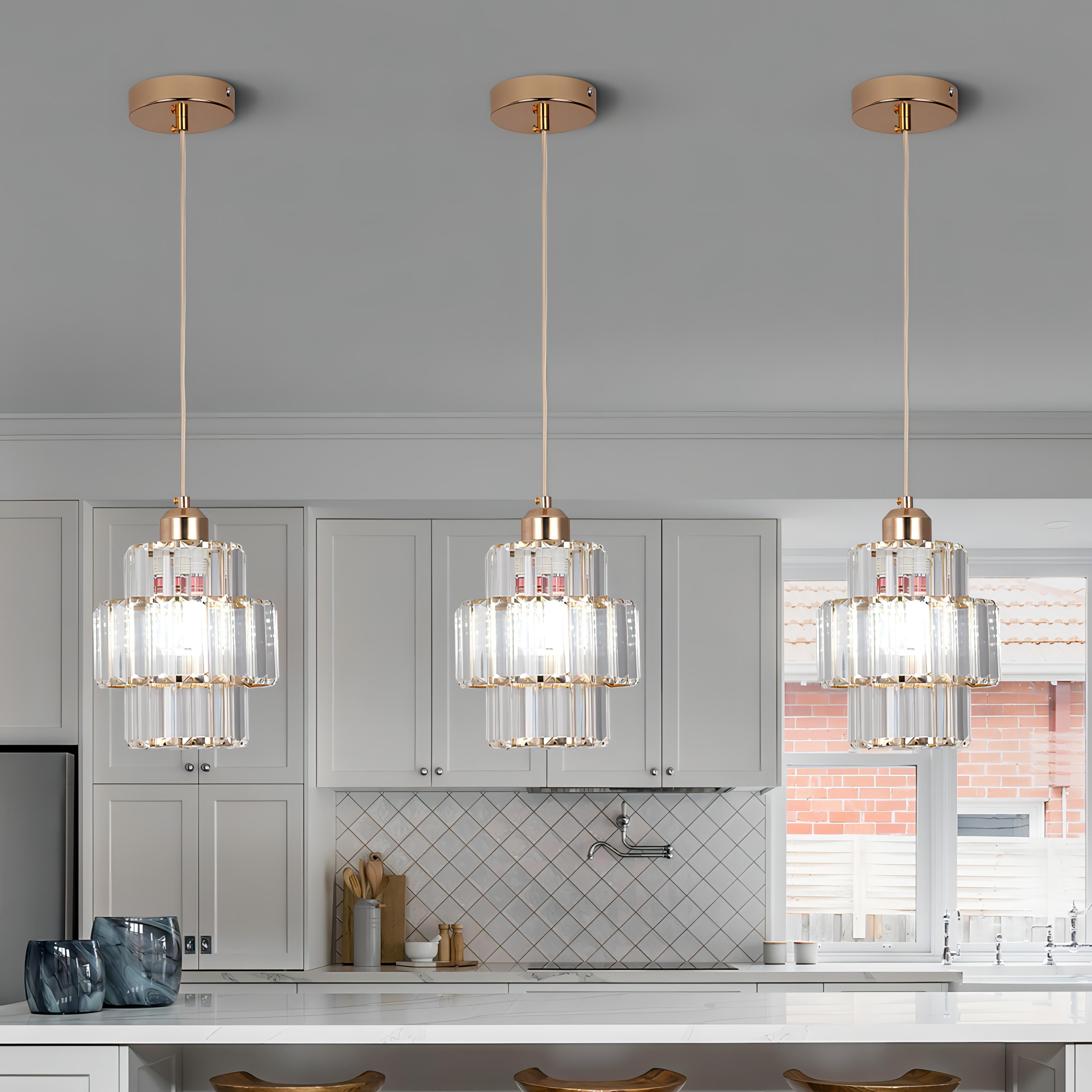 "Elegant takpendel i krystallglass med flertrinnsdesign og svart eller gull ledning, optimal lysfordeling i rommet."