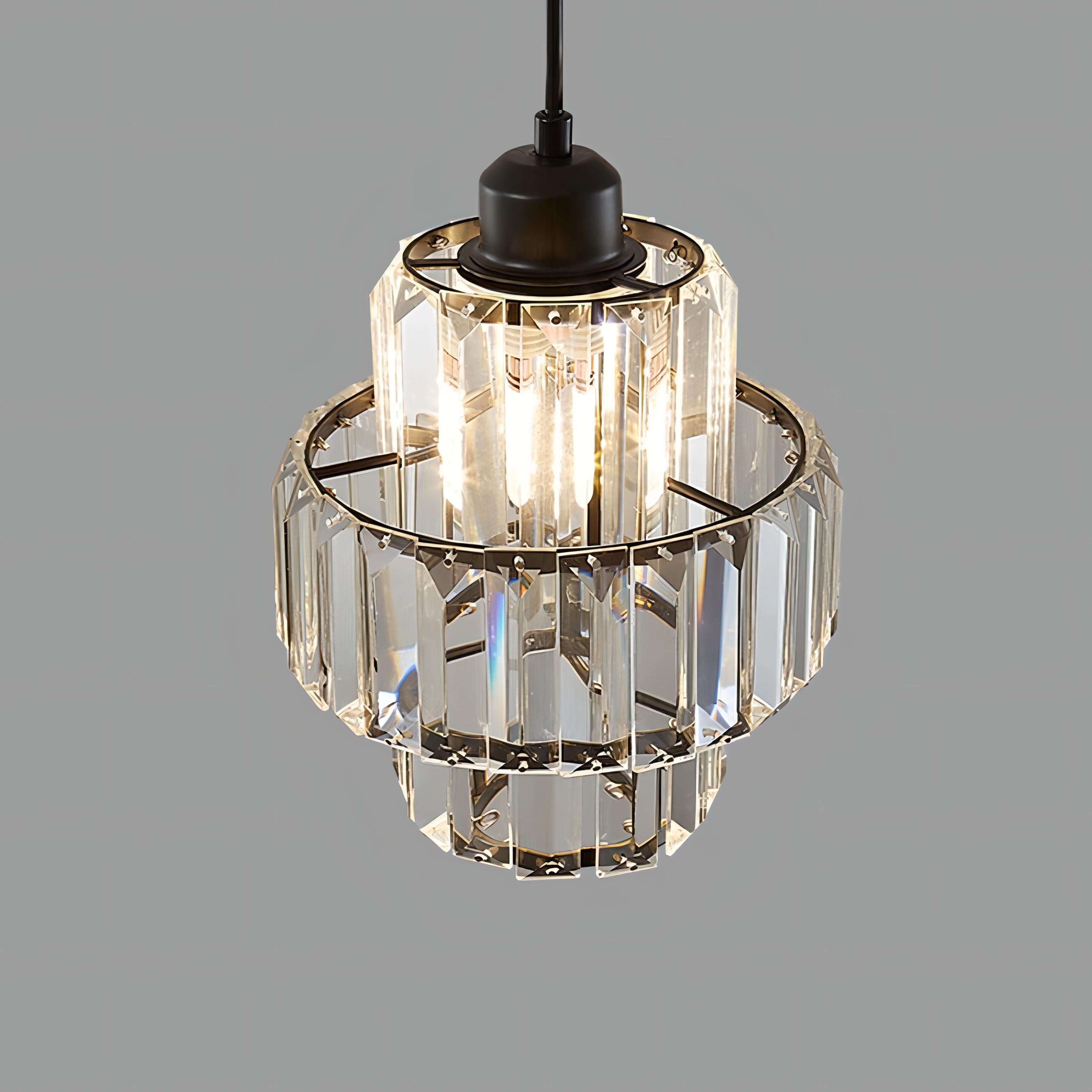 "Elegant takpendel i krystallglass med flertrinnsdesign og svart eller gull ledning, optimal lysfordeling i rommet."