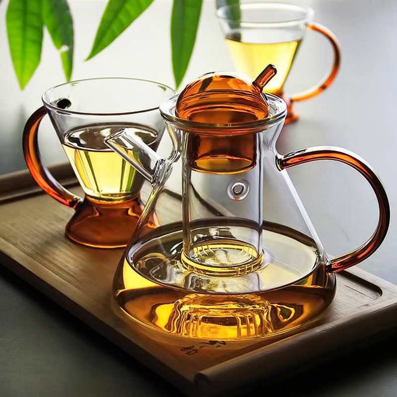 Sett med fire klare borosilikatglass tekopper i minimalistisk nordisk design, perfekte for tesett.