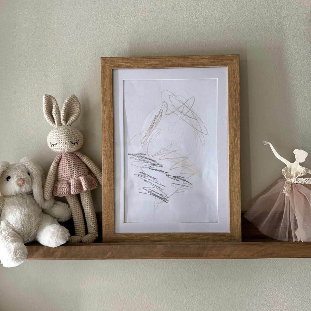 Elegant toddler-ramme i tre for barnas kunst, med utskiftbare tegninger. Finnes i svart, blå, natur, rosa og hvit.