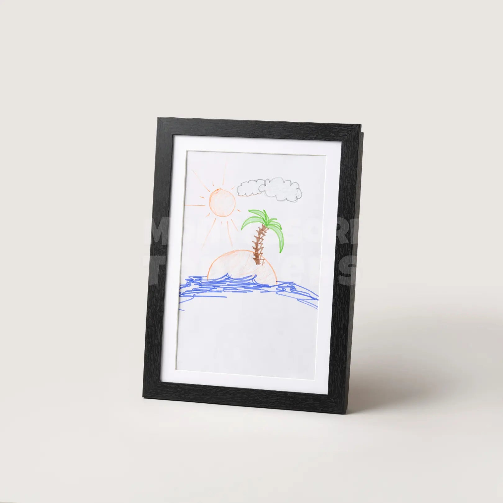 Elegant toddler-ramme i tre for barnas kunst, med utskiftbare tegninger. Finnes i svart, blå, natur, rosa og hvit.