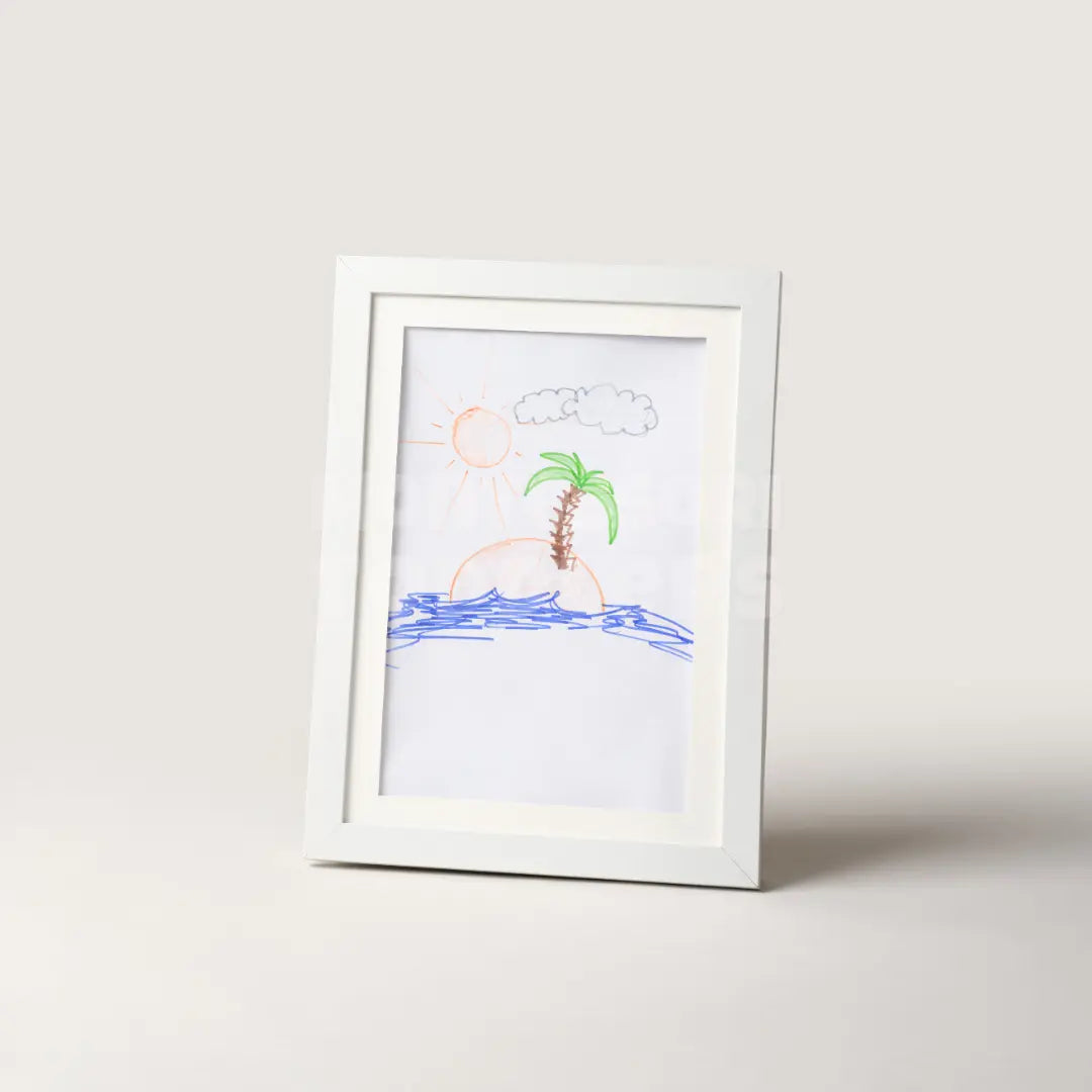 Elegant toddler-ramme i tre for barnas kunst, med utskiftbare tegninger. Finnes i svart, blå, natur, rosa og hvit.