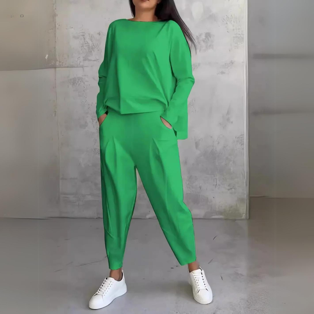 Komplett kvinneantrekk: todelt sett med matchende topp og bukse for en sømløs og elegant stil.