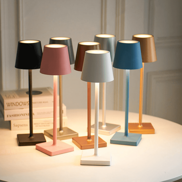 "Elegant trådløs bordlampe med USB, trinnløs lysjustering, i aluminium. Perfekt for stue, soverom, eller utendørs bruk."