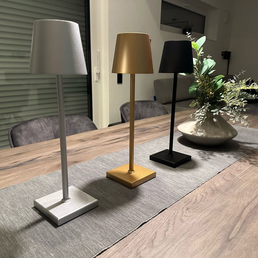 "Elegant trådløs bordlampe med USB, trinnløs lysjustering, i aluminium. Perfekt for stue, soverom, eller utendørs bruk."