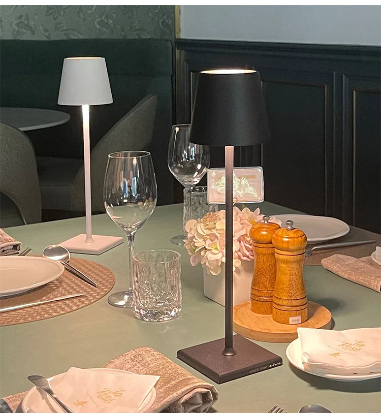 "Elegant trådløs bordlampe med USB, trinnløs lysjustering, i aluminium. Perfekt for stue, soverom, eller utendørs bruk."