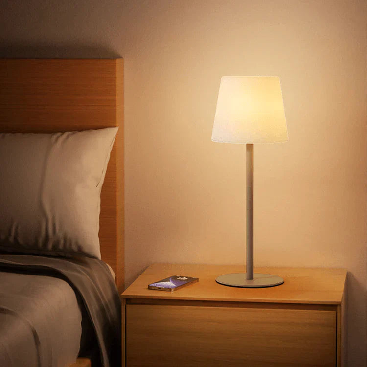 "Elegant trådløs LED bordlampe i grønn, grå eller svart, moderne design, lett plasserbar med justerbare lysfarger."