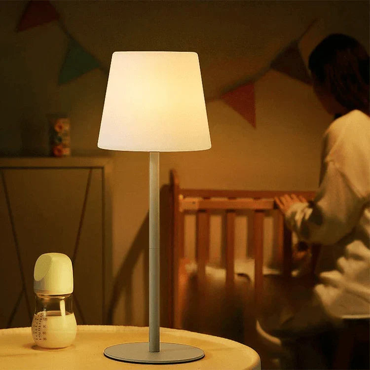 "Elegant trådløs LED bordlampe i grønn, grå eller svart, moderne design, lett plasserbar med justerbare lysfarger."