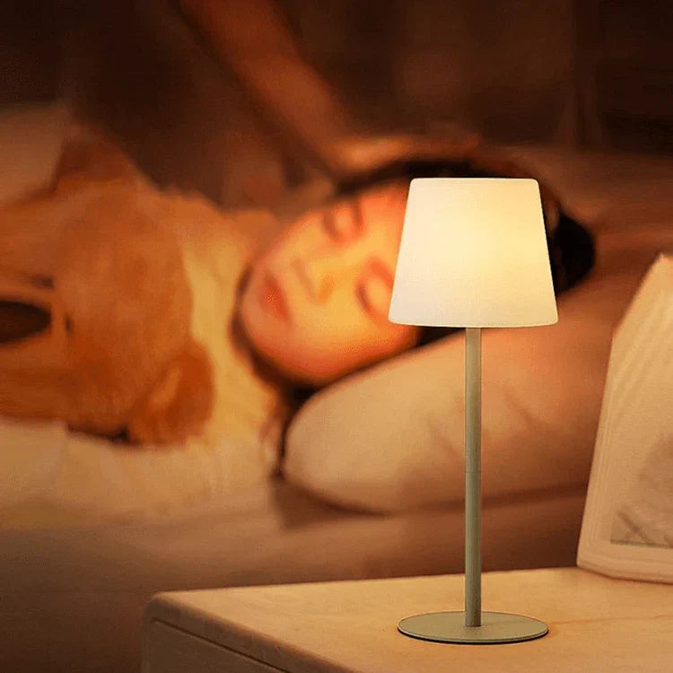 "Elegant trådløs LED bordlampe i grønn, grå eller svart, moderne design, lett plasserbar med justerbare lysfarger."