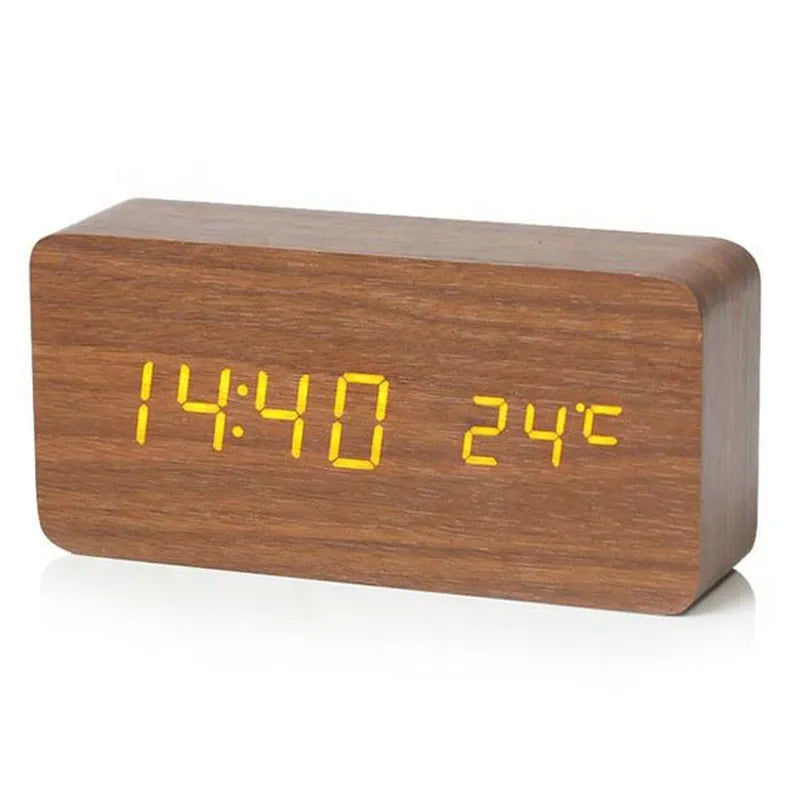 "Elegant tre-LED digital vekkerklokke med temperaturvisning, trefinish og moderne design for stilig innredning."