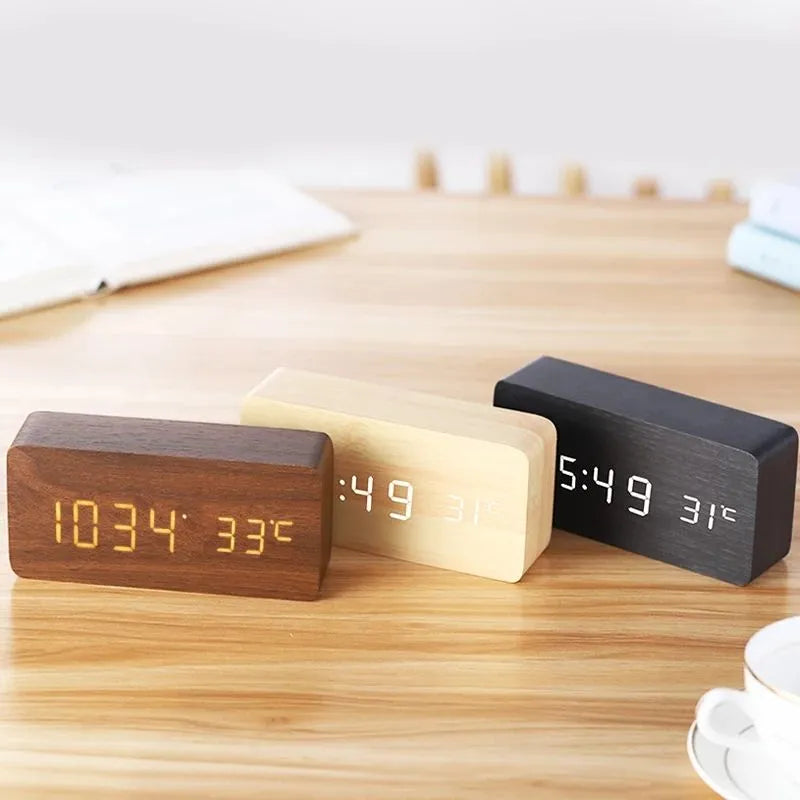 "Elegant tre-LED digital vekkerklokke med temperaturvisning, trefinish og moderne design for stilig innredning."