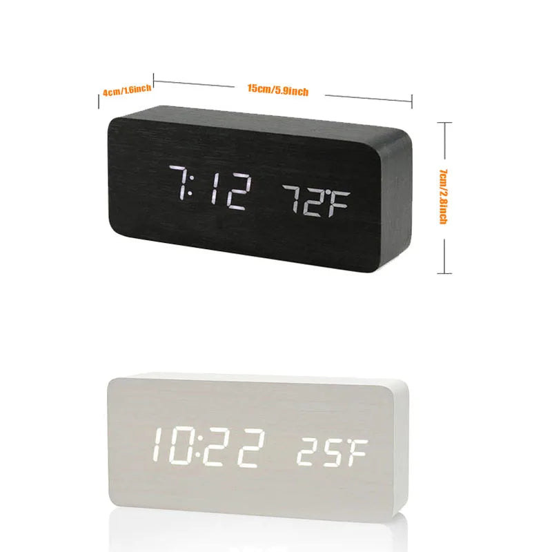 "Elegant tre-LED digital vekkerklokke med temperaturvisning, trefinish og moderne design for stilig innredning."